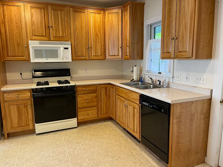 16 Maple St — Photo 18