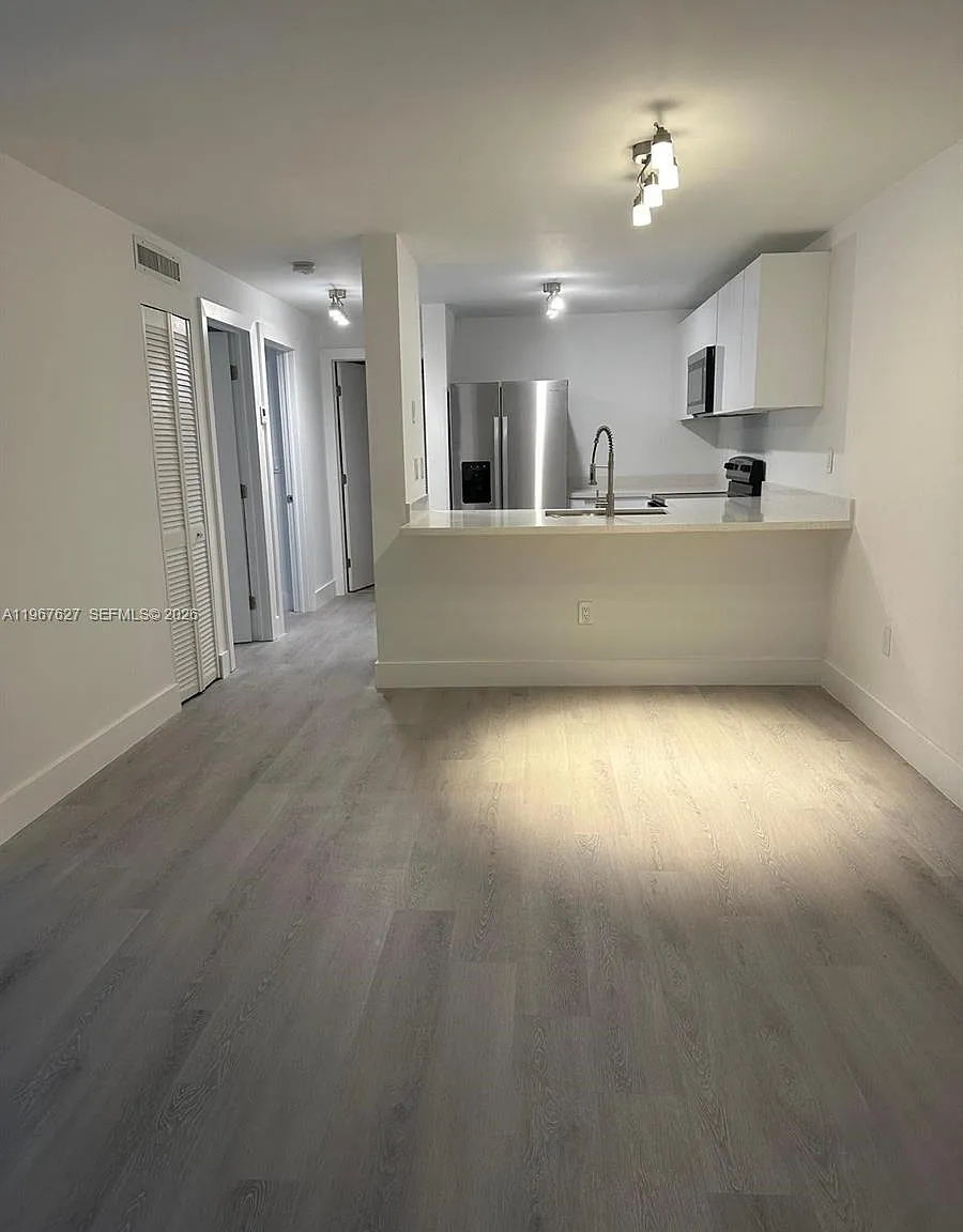 2 bed, 800 sqft, $2,550 — Photo 3