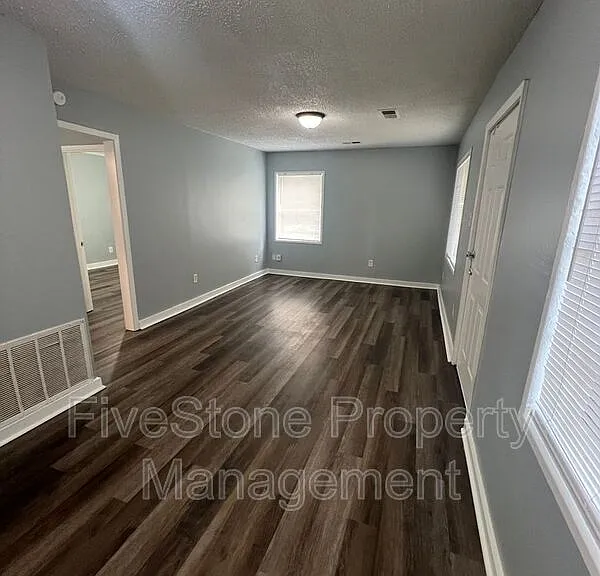 1300 Robin Hood Ln — Photo 3