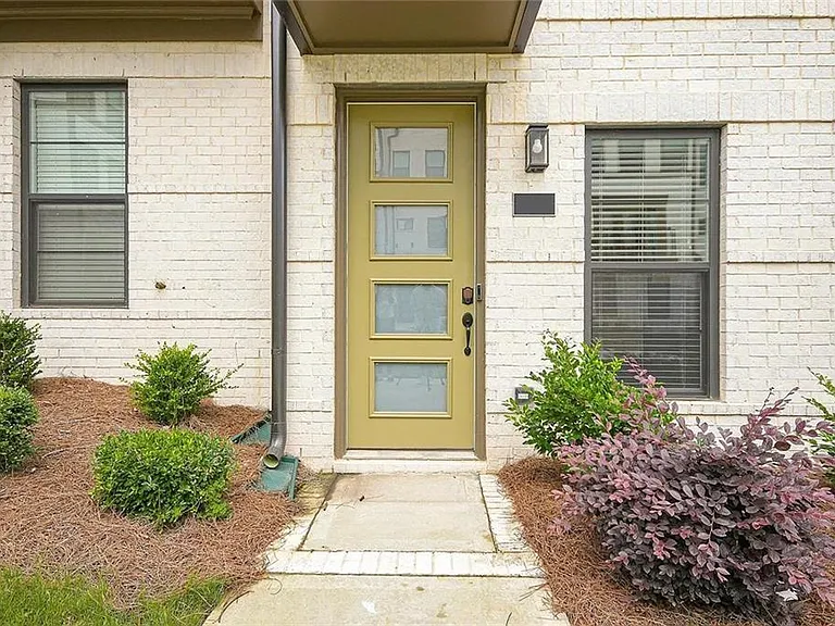 2048 Holtz Ln — Photo 2