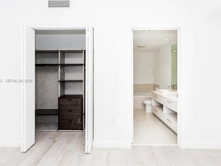 45 SW 9th St #3806 — Photo 8