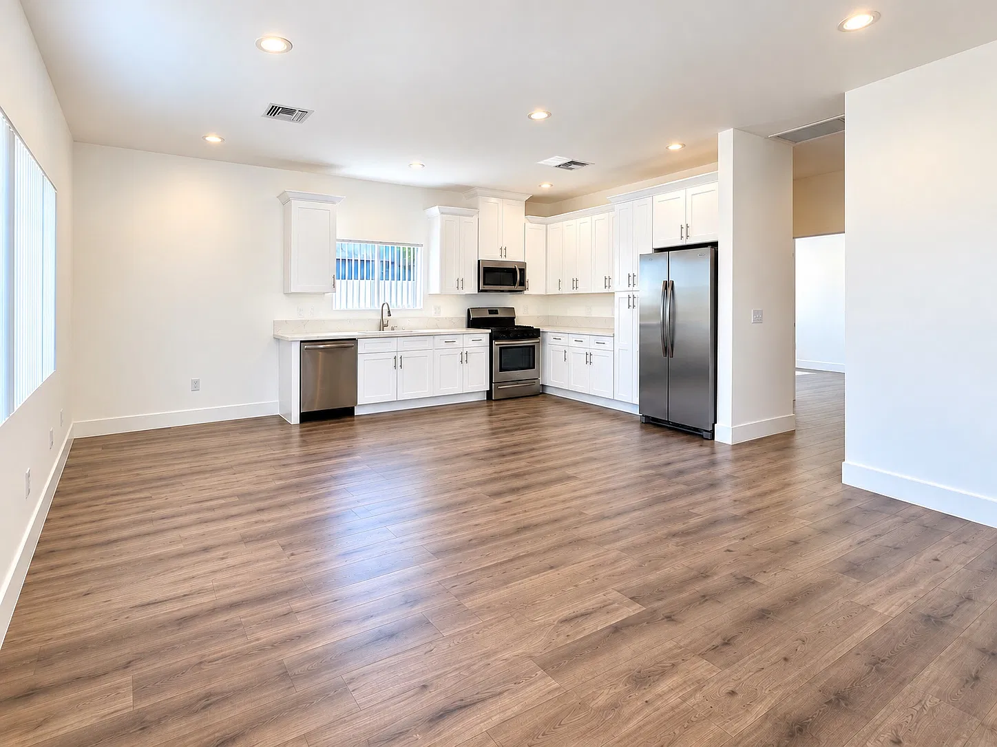 2 bed, 1000 sqft, $3,700 — Photo 3