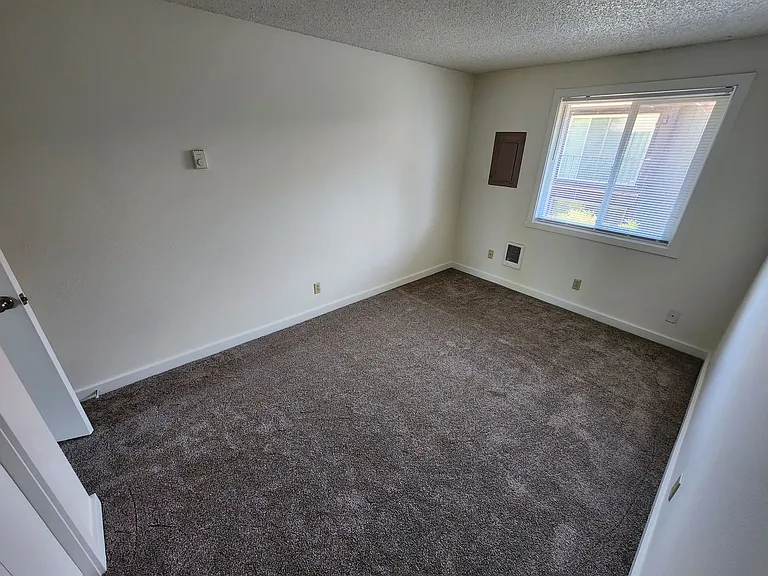 Two Bedroom Apt. w/ Washer and Dryer — Photo 10
