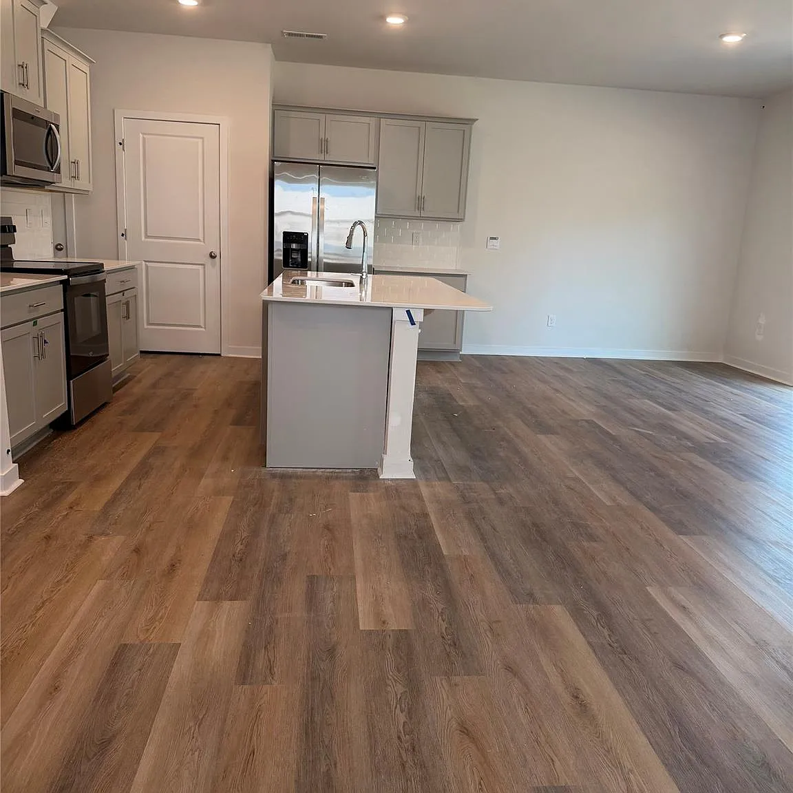 4 bed, 2.5 bath, 1927 sqft, $2,195 — Photo 3