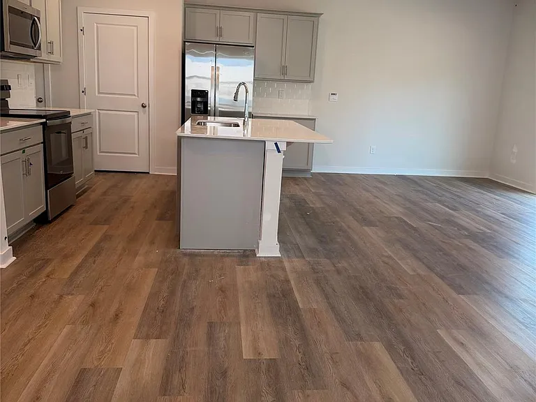 1423 Mammoth Rd — Photo 3