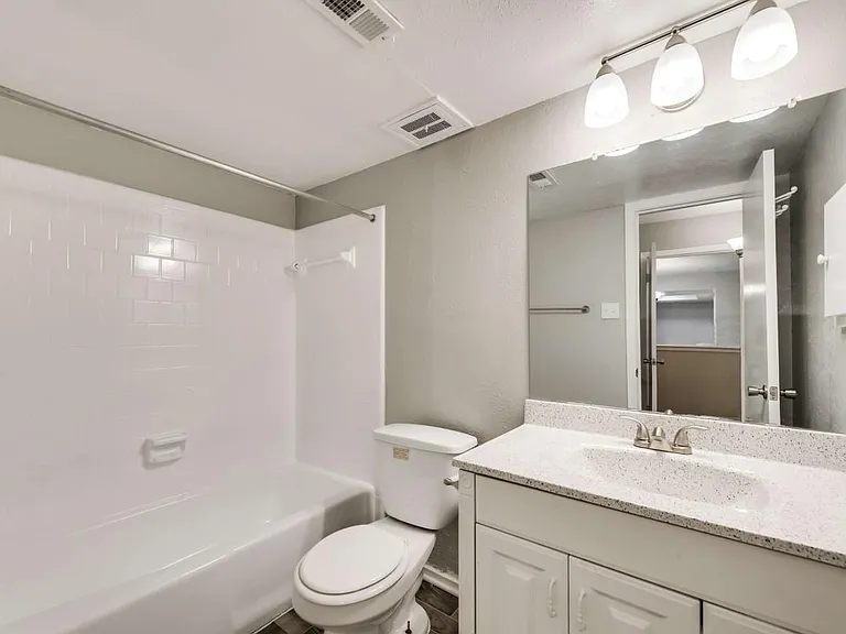 London Square Apartments — Photo 13