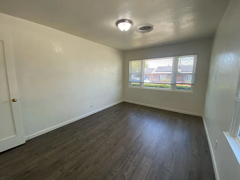 563 W Center St — Photo 23