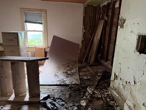 3rd image of 220 E Franklin St