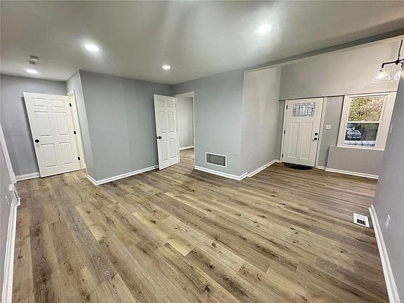 5th image of 2711 Pasteur Ave