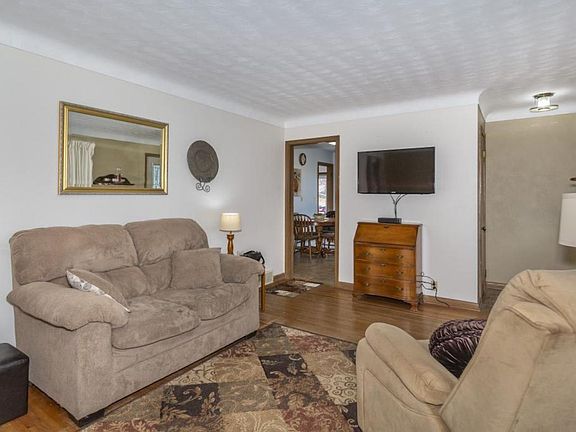 4th image of 914 8th Ave S