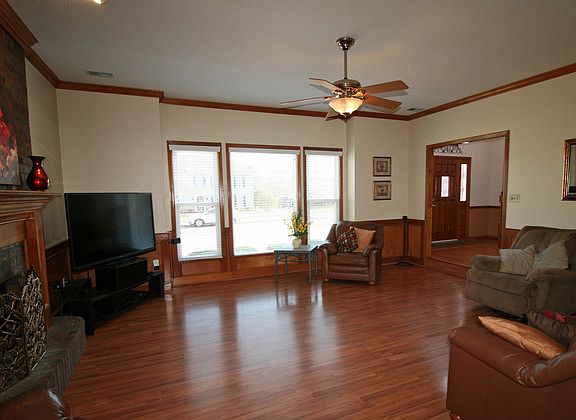 4th image of 384 E Valleywood Dr