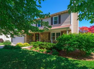 506 Valentine Ct, Hudson, IL
