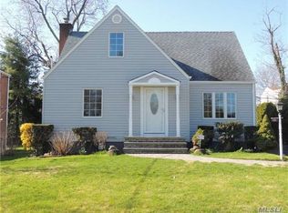 31 Greenway, New Hyde Park, NY 11040
