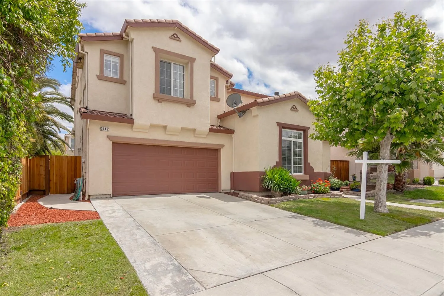 2112 Photinia Dr photo 1