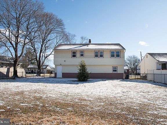 4th image of 151 E Lois Dr
