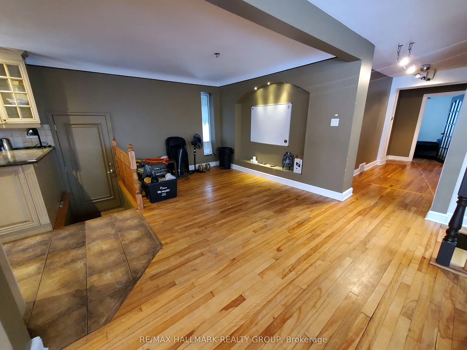 3 bed, $2,995 — Photo 2