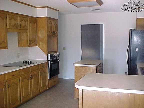 4th image of 829 Arapaho Dr