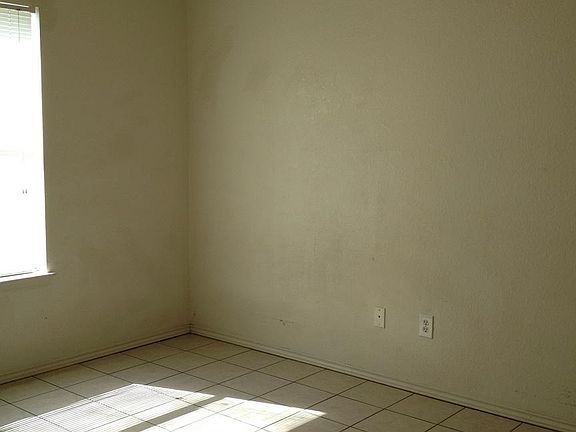 3rd image of 1306 Dugger Cir APT D
