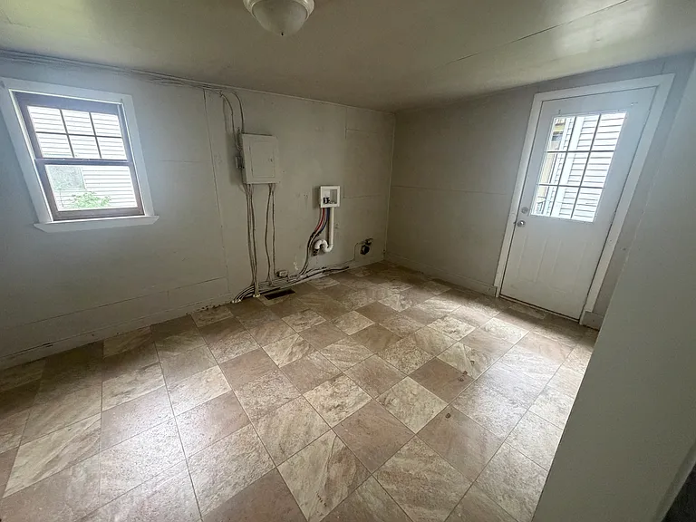 446 W Canal St — Photo 9
