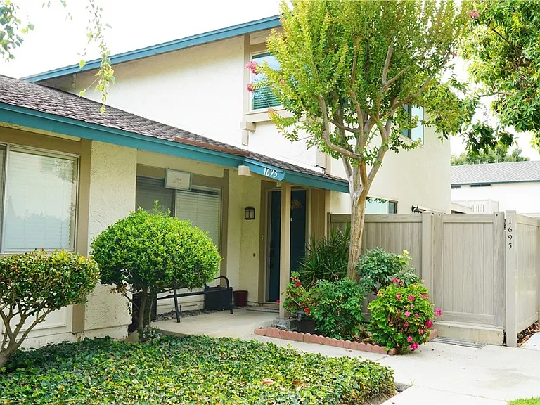 1695 E Avenida De Las Flores — Photo 1