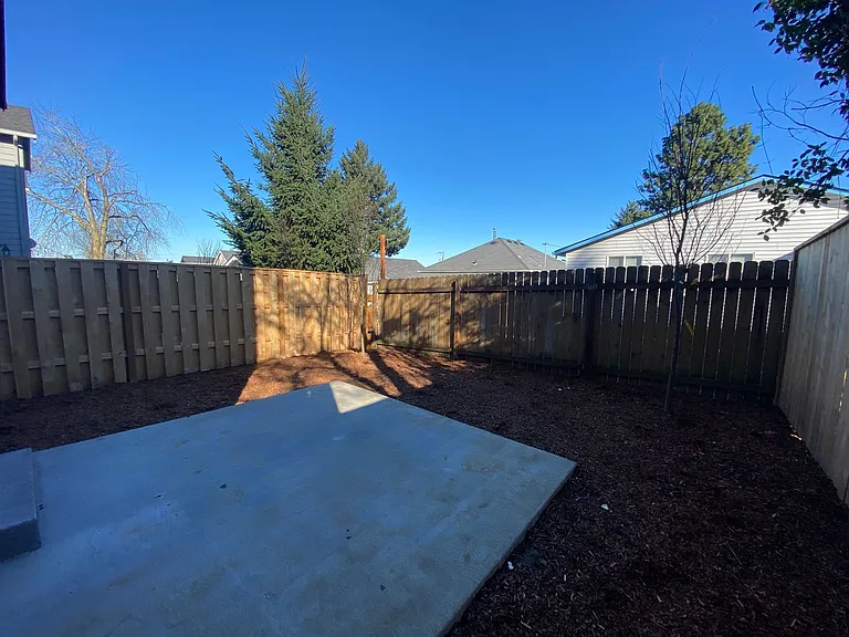 9126 N Seward Ave — Photo 28