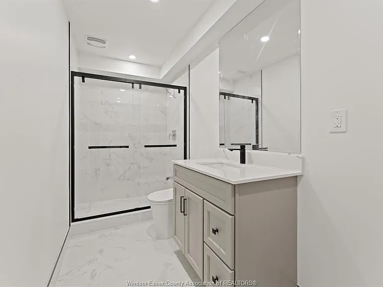 702 Pierre Ave #6 — Photo 9