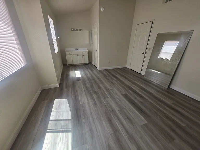 1420 E Date St — Photo 13