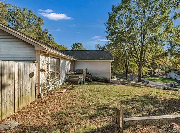 4th image of 233 Vista Grande Cres