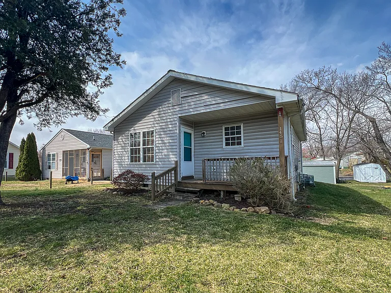 1451 N Delphine Ave — Photo 27