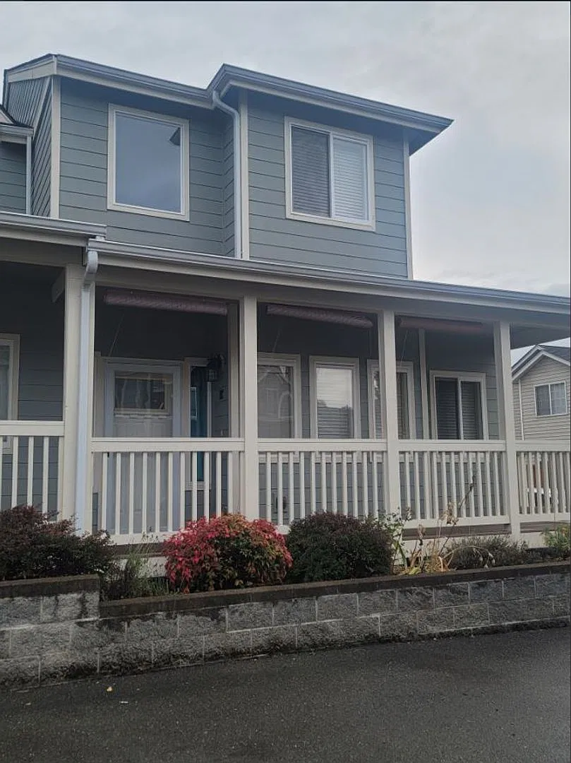 Milton townhome, a large end unit, 3 bedroom 2.5 bathroom, with a 2 car garage! — Photo 1