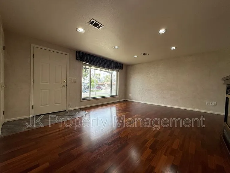 921 Avenue B NW — Photo 9