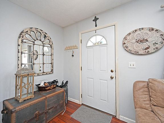 4th image of 939 Essex Dr