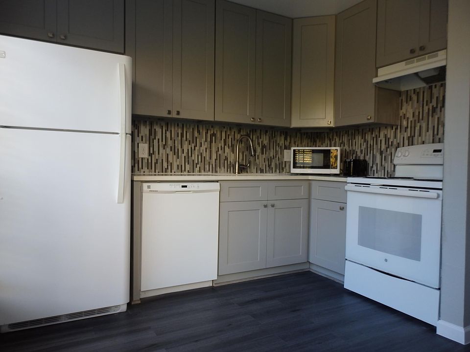 Microwave, Toaster included