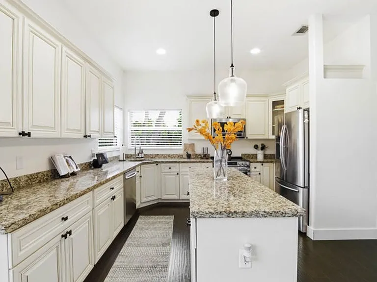 101 Mill Pond Ln — Photo 2