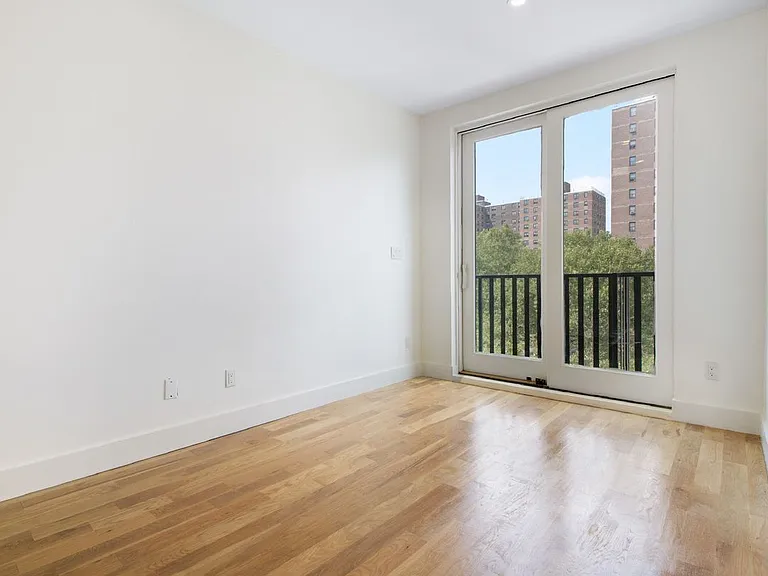 924 Myrtle Ave #4D — Photo 2