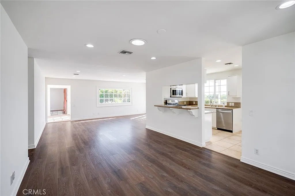 4 bed, 3.5 bath, 2224 sqft, $5,900 — Photo 3