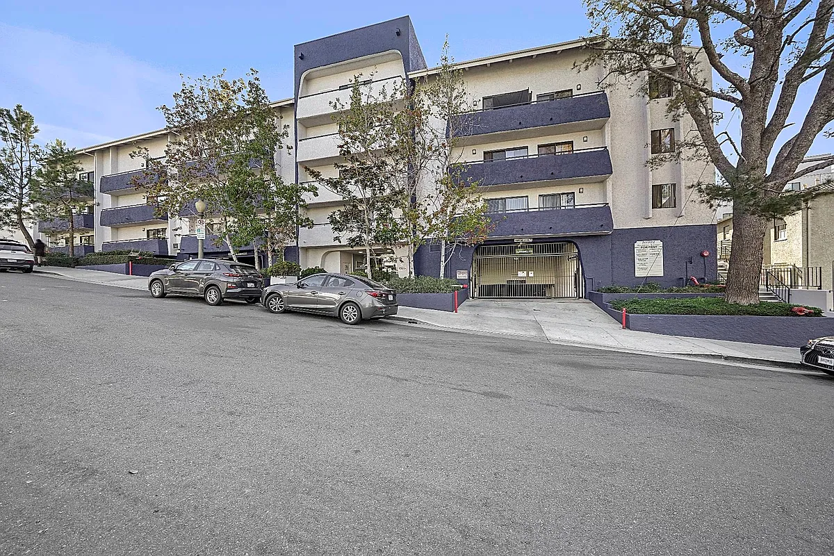Building Photo - 10982 Roebling Ave #557