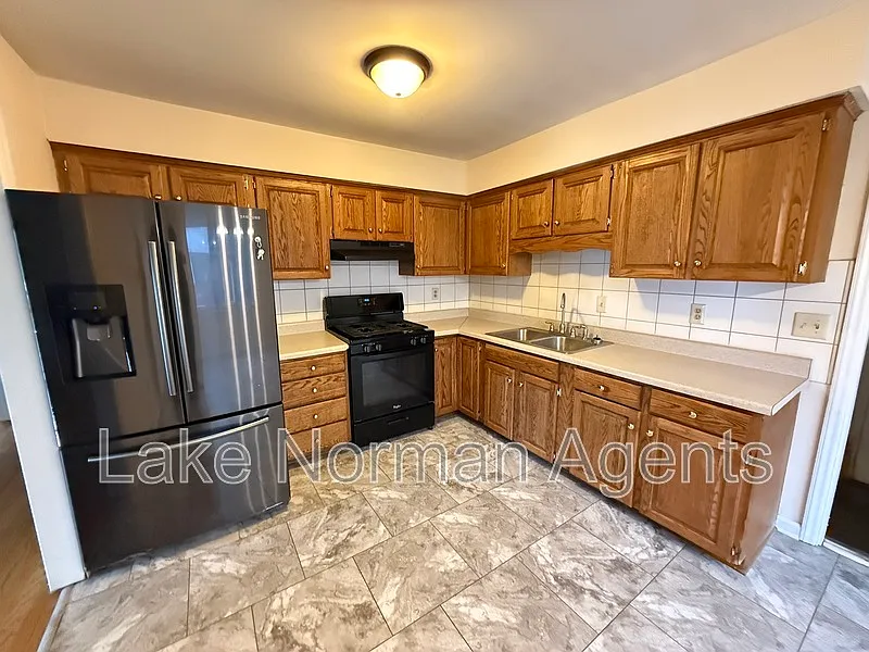 3 bed, 1.5 bath, 1100 sqft, $1,850 — Photo 2