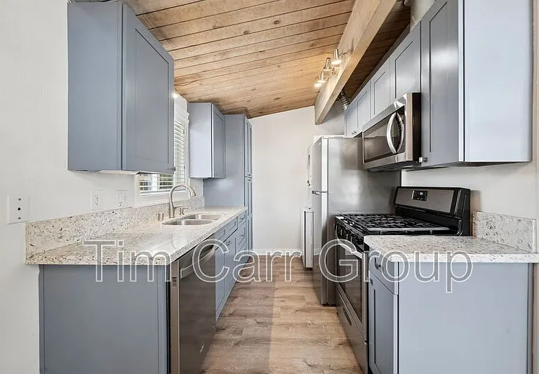 2545 Elden Ave — Photo 10