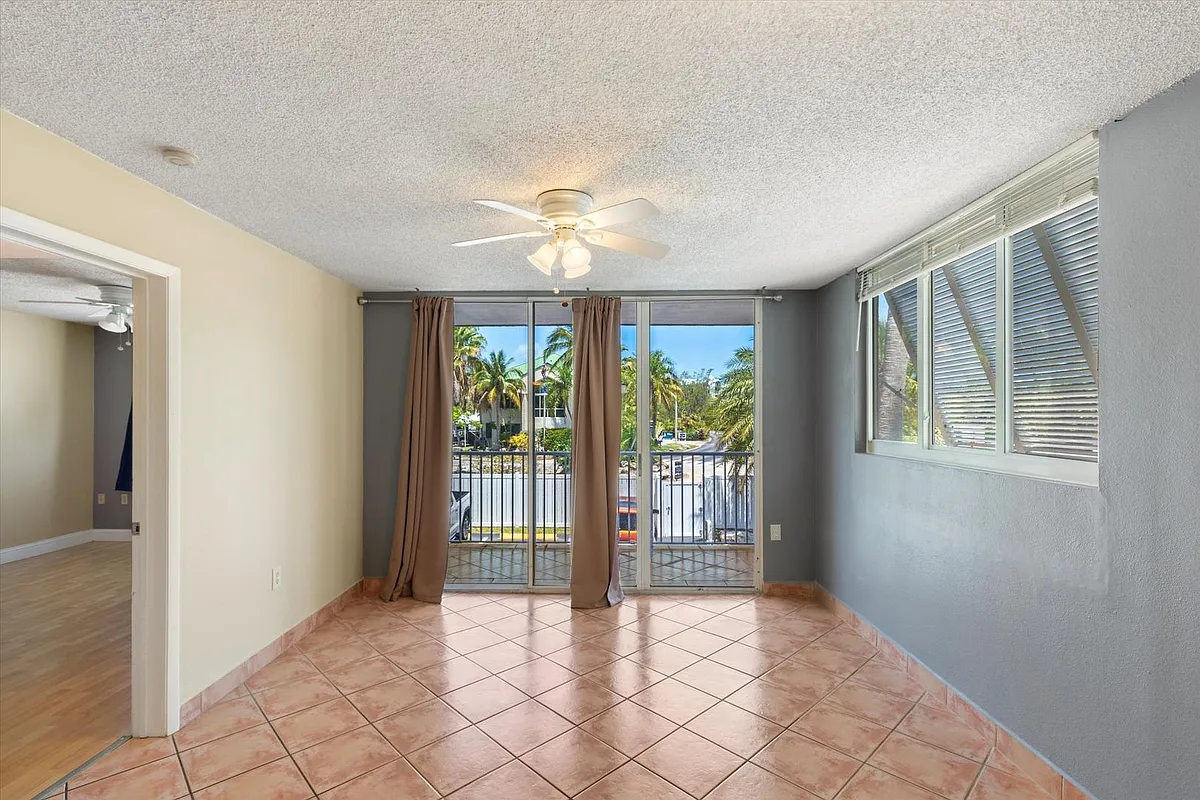 Building Photo - 3930 S Roosevelt Blvd #W114