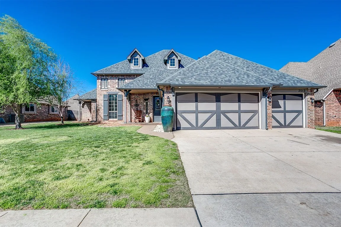 5 bed, 2.5 bath, 2546 sqft, $2,850 — Photo 1
