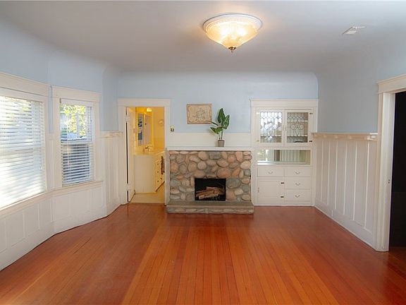 5th image of 825 West Broadway