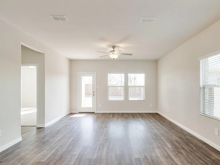 4816 Hunter Hurst Dr — Photo 29