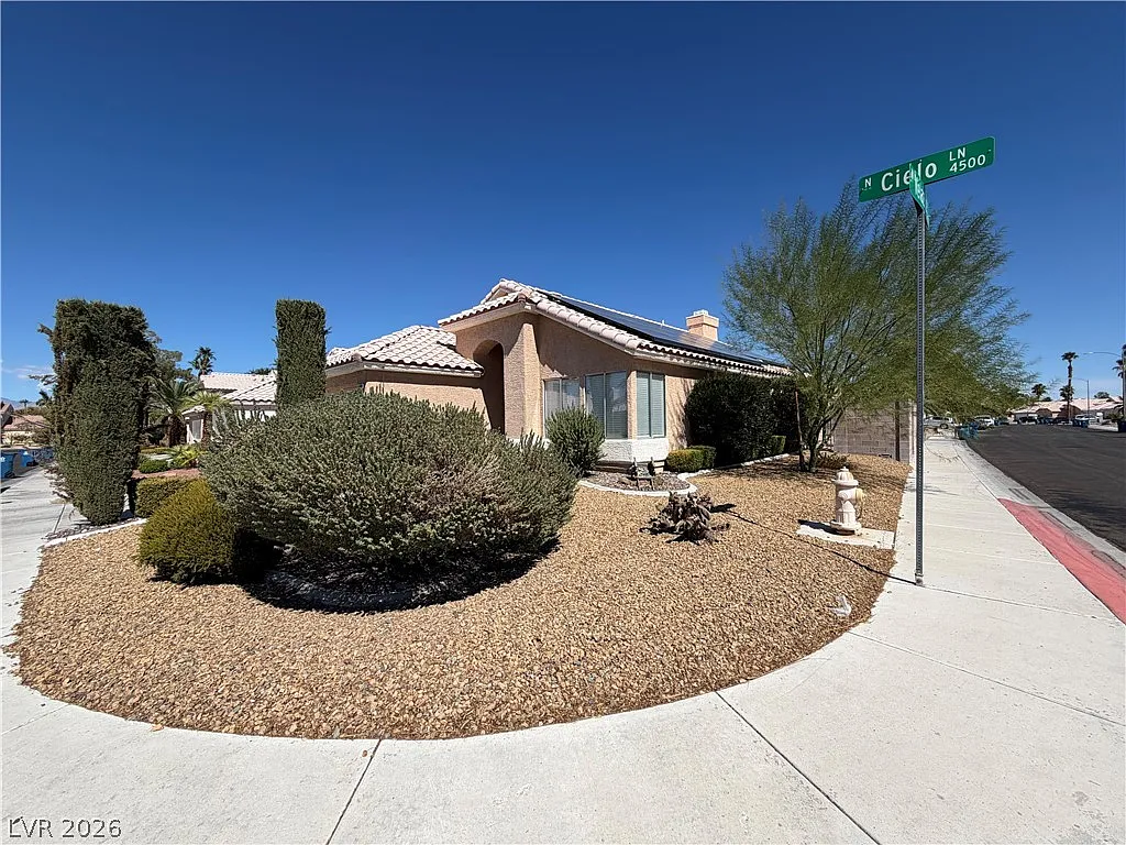 3 bed, 2.0 bath, 1486 sqft, $2,166 — Photo 3