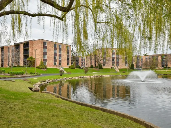 1103 S Hunt Club Dr APT 127, Mount Prospect, IL 60056