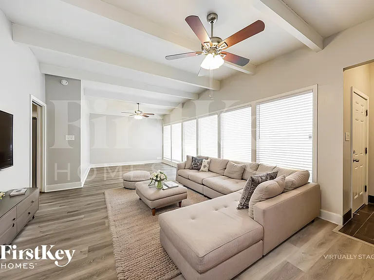2028 W Schell Dr — Photo 3