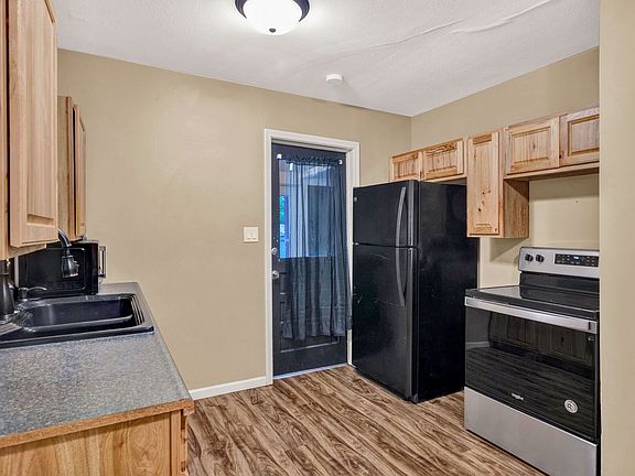 4th image of 411 W 4th St