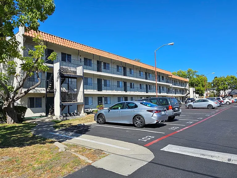 190 California Blvd — Photo 6
