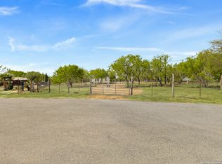 128 county road 2672, Devine, TX 78016