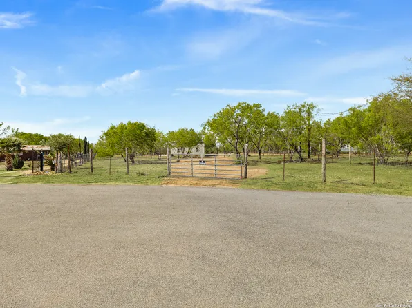 128 county road 2672, Devine, TX 78016